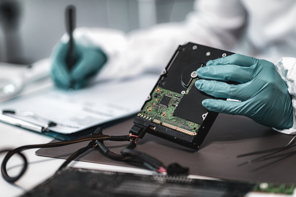[Masterclass] Plug, Play, Exploit: Mastering Modern Hardware Attacks